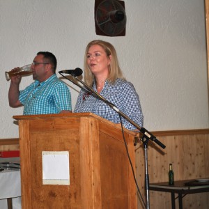 Siegerehrung GM 2018, Grußworte der 2. Gauschützenmeisterin.
Im Hintergrund wurde f´ür die optimale "Gurglschmier" gesorgt!